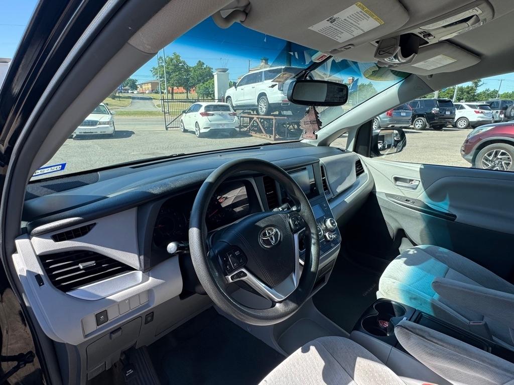 Toyota Sienna LE 8-Passenger 2017