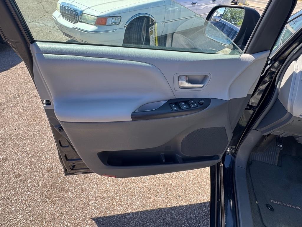 Toyota Sienna LE 8-Passenger 2017