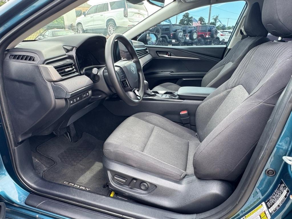 Toyota Camry Hybrid XLE 2025
