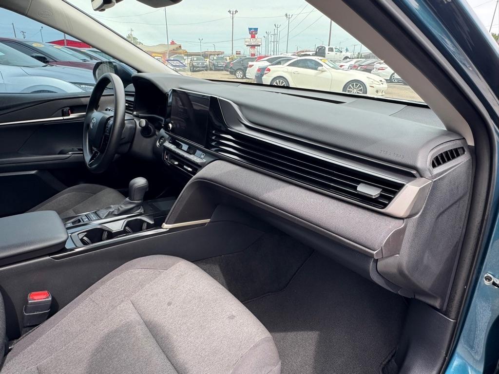 Toyota Camry Hybrid XLE 2025