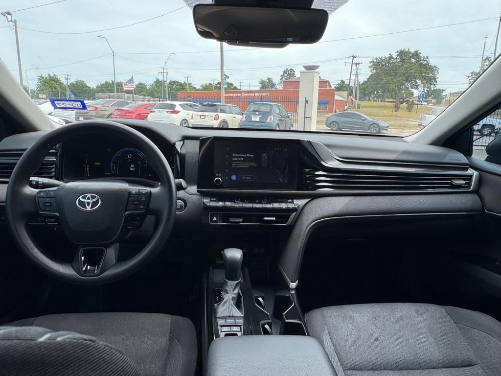 Toyota Camry Hybrid XLE 2025
