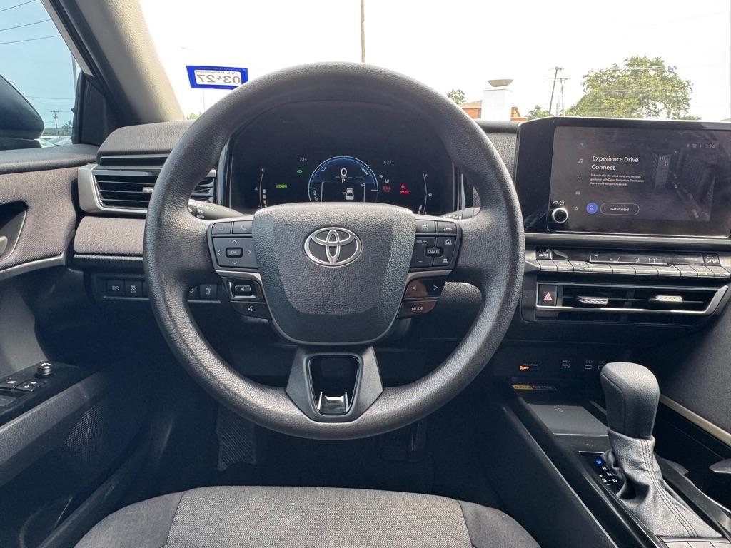 Toyota Camry Hybrid XLE 2025