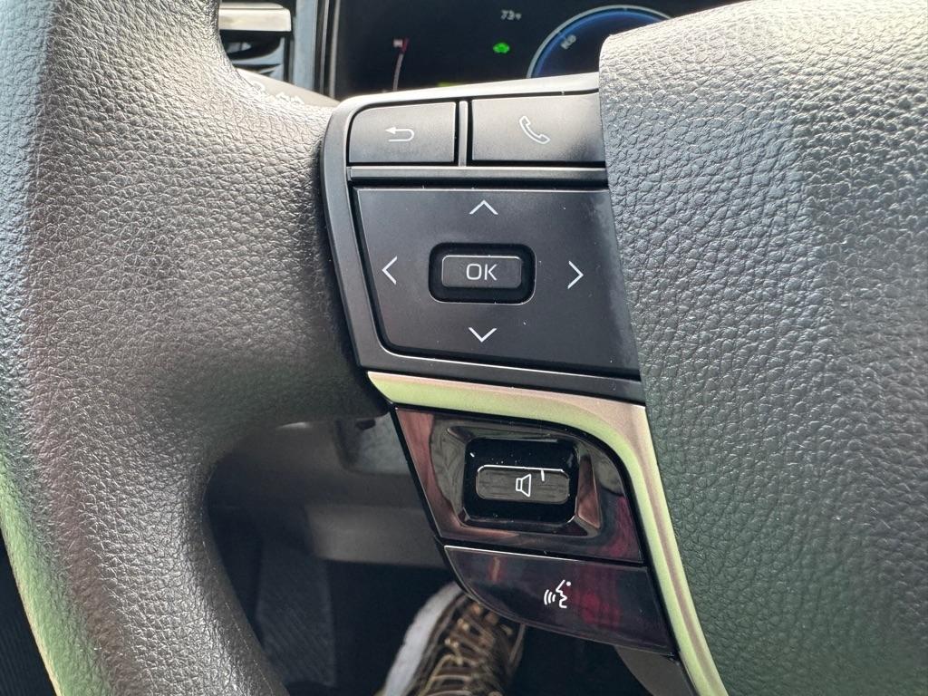 Toyota Camry Hybrid XLE 2025
