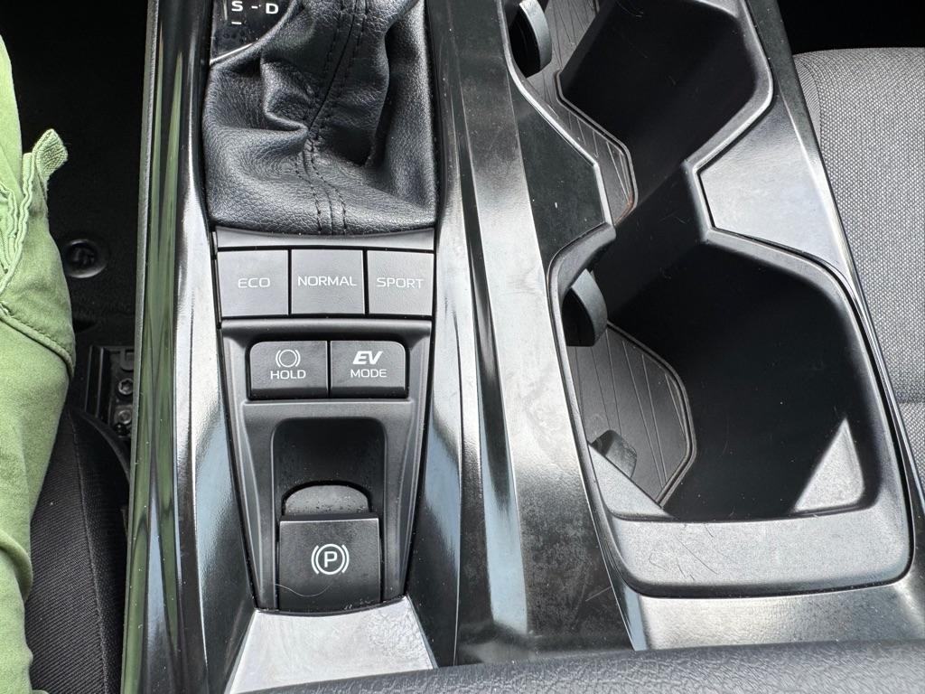 Toyota Camry Hybrid XLE 2025