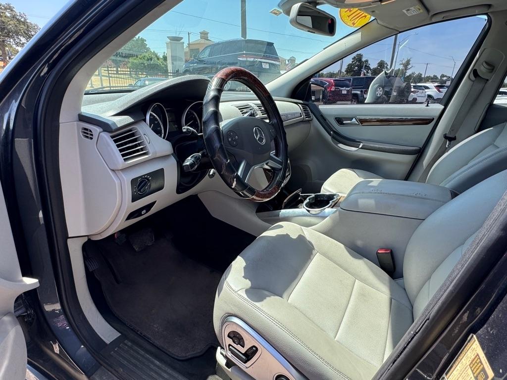 Mercedes-Benz R-Class R350 4MATIC w/ 3rd Row 2011