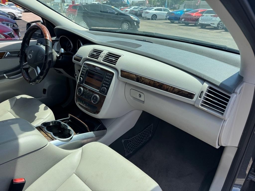 Mercedes-Benz R-Class R350 4MATIC w/ 3rd Row 2011