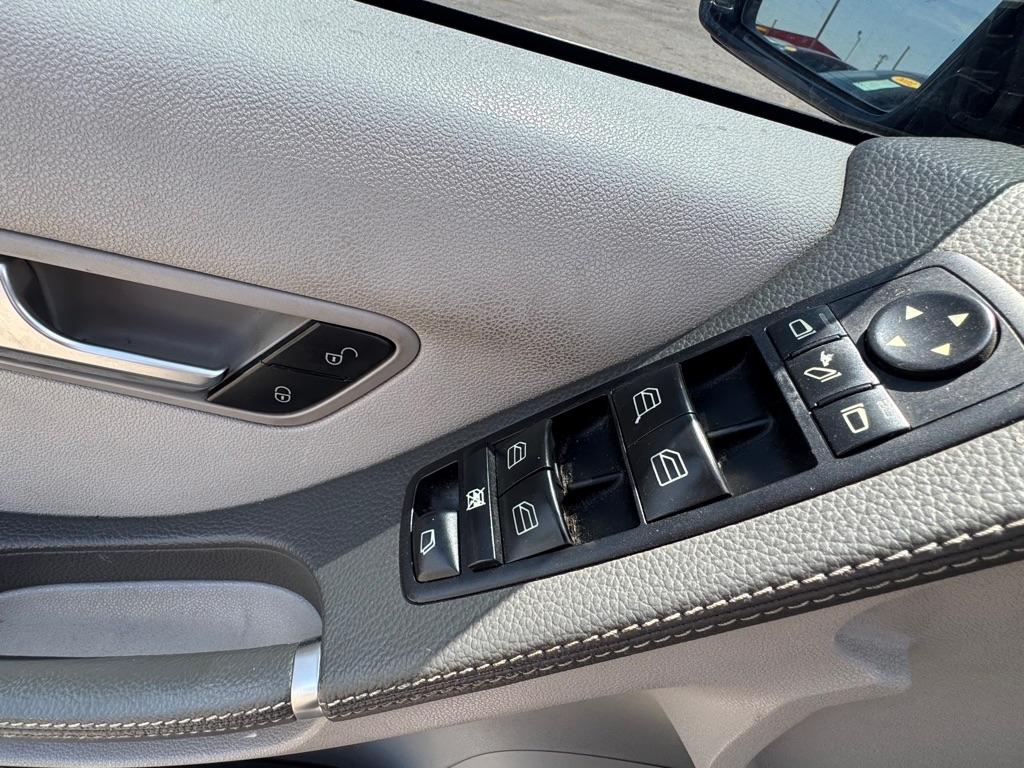 Mercedes-Benz R-Class R350 4MATIC w/ 3rd Row 2011