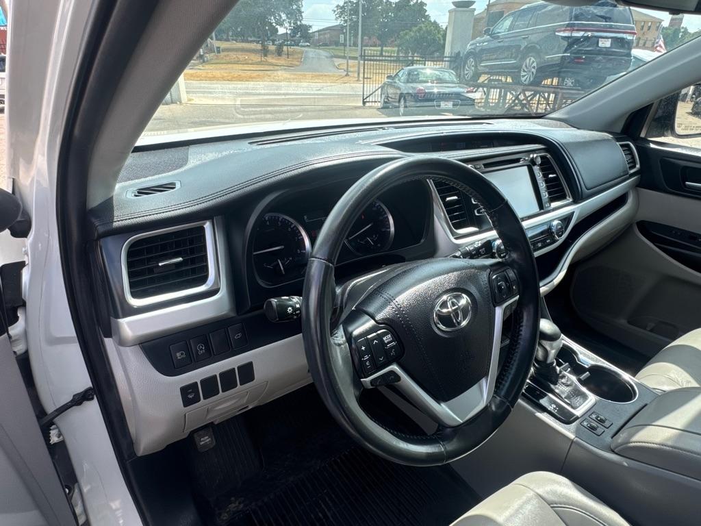 Toyota Highlander SE FWD V6 2019