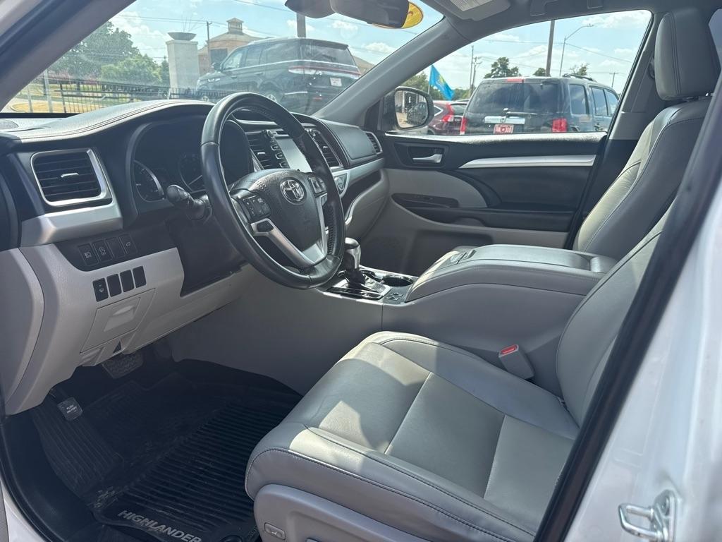 Toyota Highlander SE FWD V6 2019