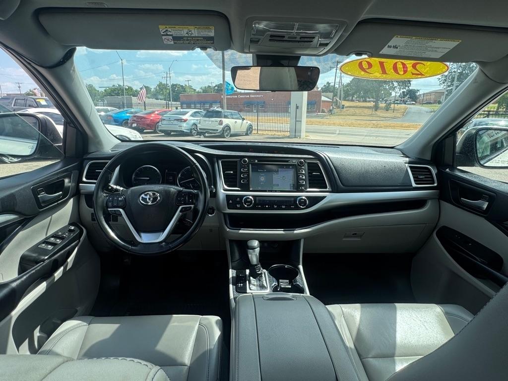 Toyota Highlander SE FWD V6 2019