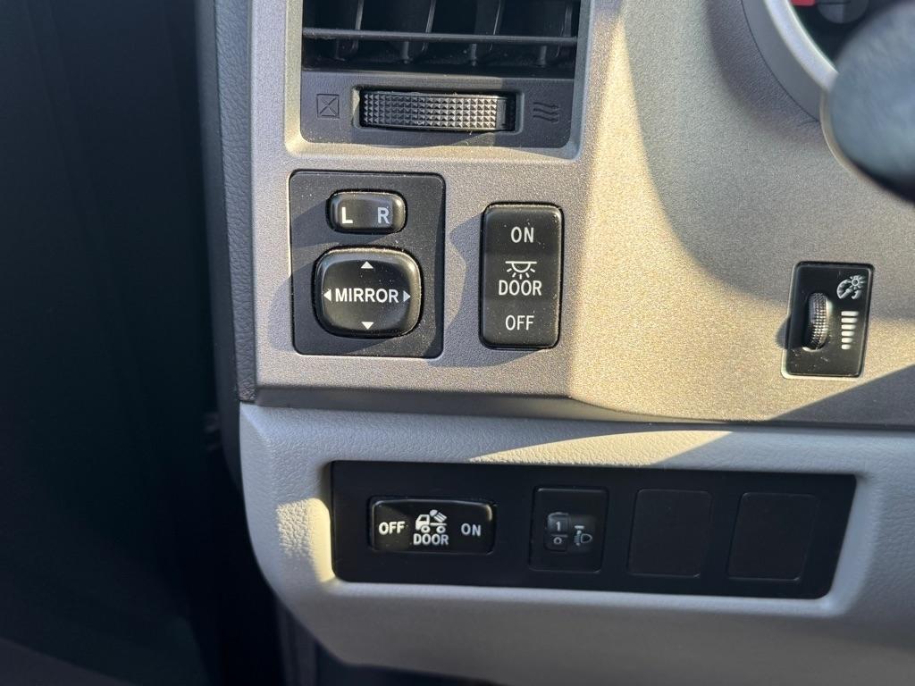 Toyota Tundra Tundra-Grade Double Cab 4.6L 2WD 2011