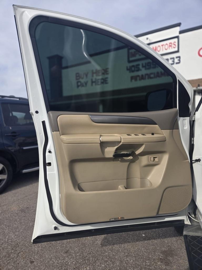 Nissan Armada SV 2WD 2011