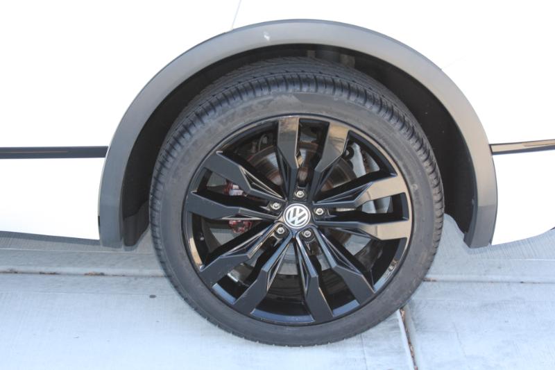 Volkswagen Tiguan SE R-Line Black 4MOTION 2021 Volkswagen Tiguan SE R-Line Black 4MOTION 2021