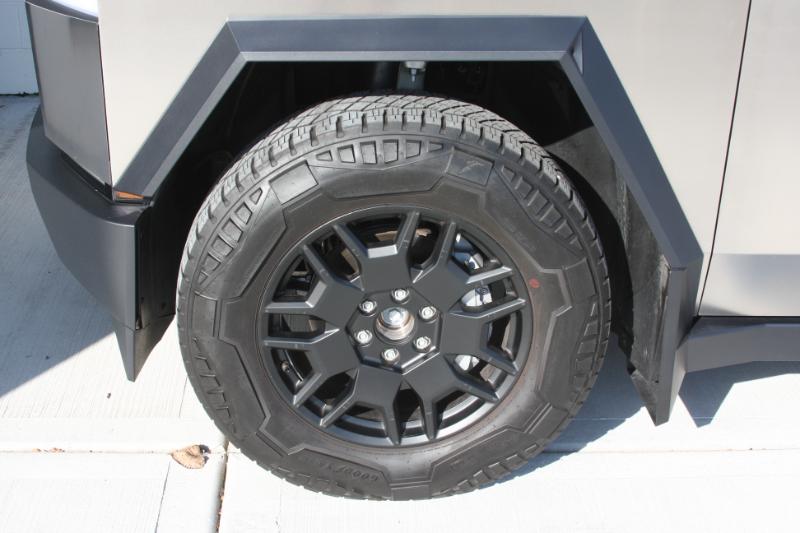 2025 Tesla Cybertruck All-Wheel Drive photo 17