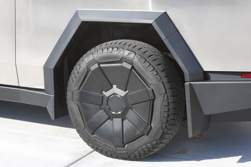 2025 Tesla Cybertruck All-Wheel Drive photo 18
