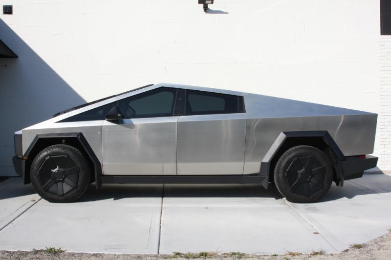 2025 Tesla Cybertruck All-Wheel Drive photo 32