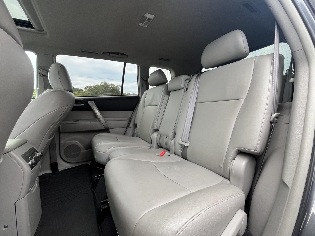 2013 Toyota Highlander LE Plus photo 12