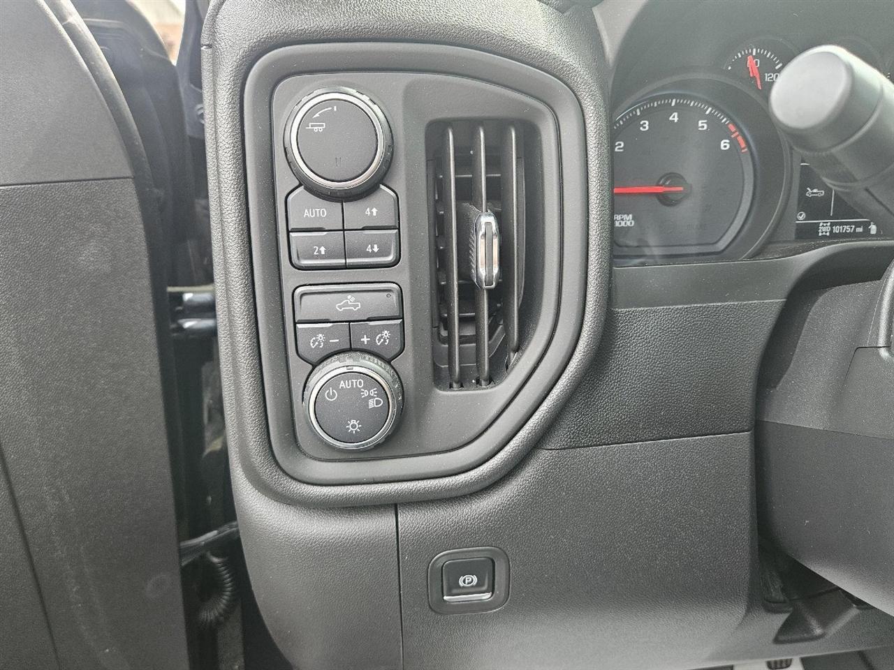 Chevrolet Silverado 1500 Custom Trail Boss Crew Cab Short Box 4WD 2020