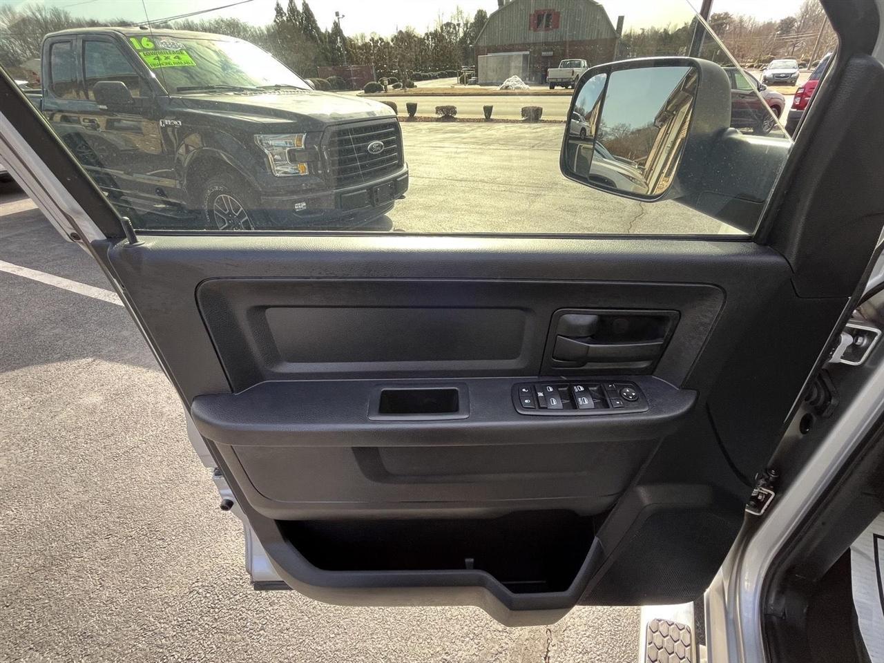 RAM 1500 Tradesman Quad Cab 4WD 2014