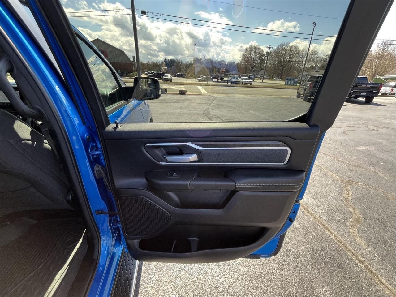 RAM 1500 Big Horn Crew Cab SWB 4WD 2022