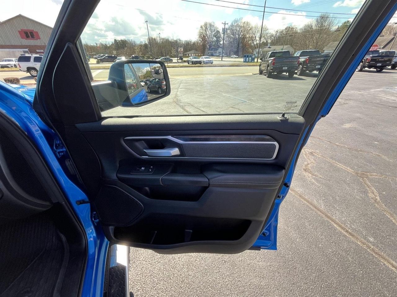 RAM 1500 Big Horn Crew Cab SWB 4WD 2022