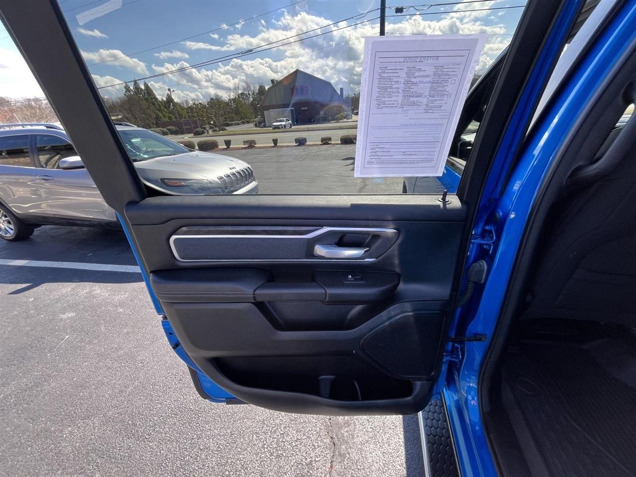 RAM 1500 Big Horn Crew Cab SWB 4WD 2022