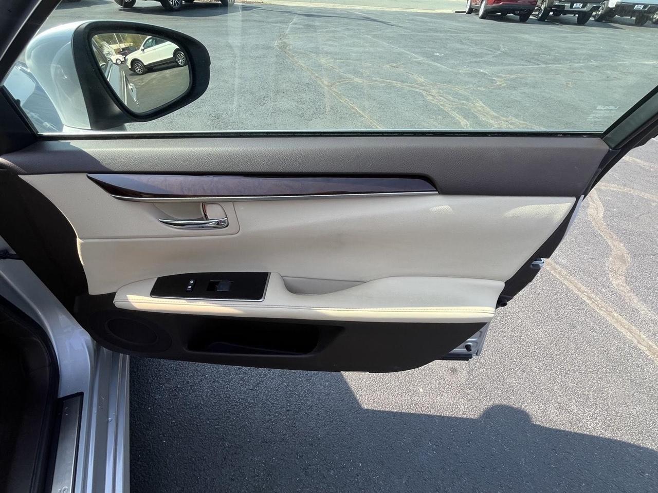 Lexus ES 350 Sedan 2016