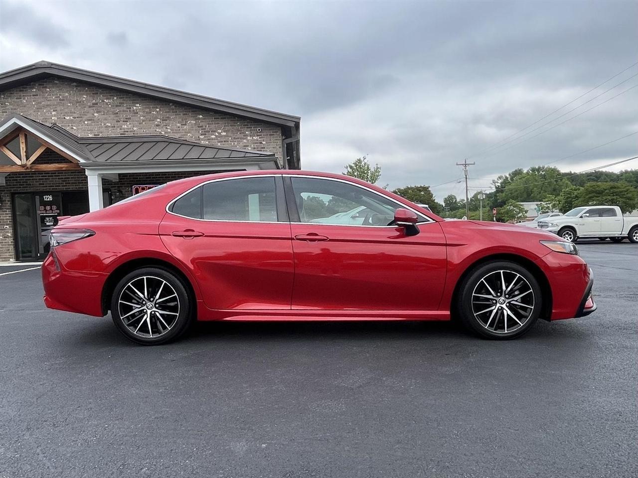 Toyota Camry SE 2022