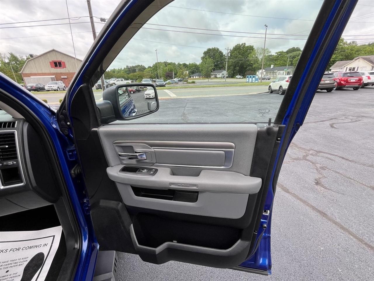 RAM 1500 SLT Crew Cab SWB 4WD 2015
