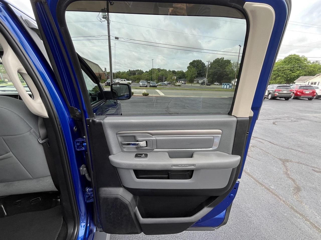 RAM 1500 SLT Crew Cab SWB 4WD 2015