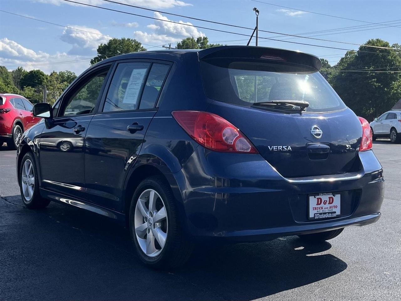 Nissan Versa 1.8 SL Hatchback 2012