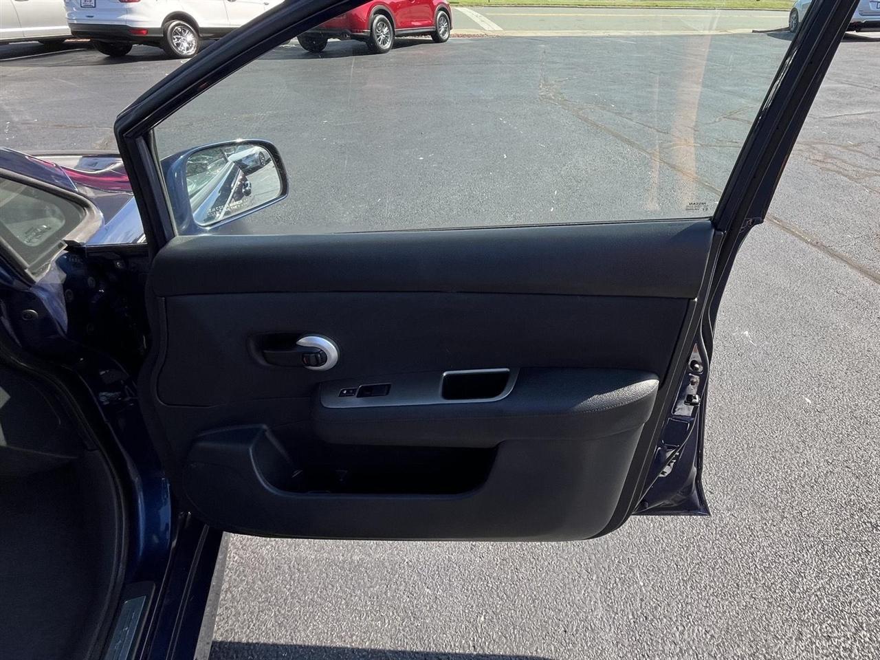 Nissan Versa 1.8 SL Hatchback 2012