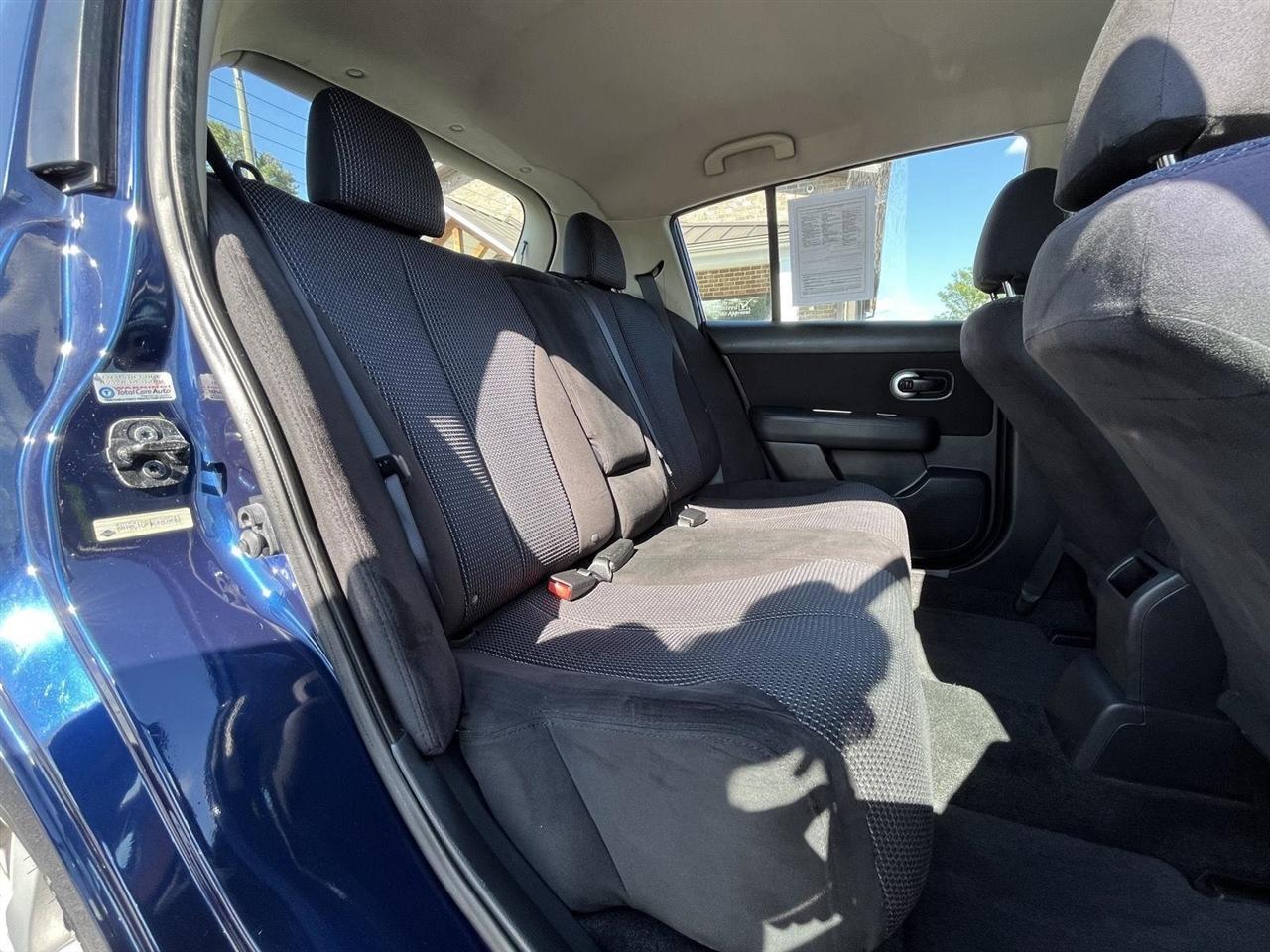 Nissan Versa 1.8 SL Hatchback 2012