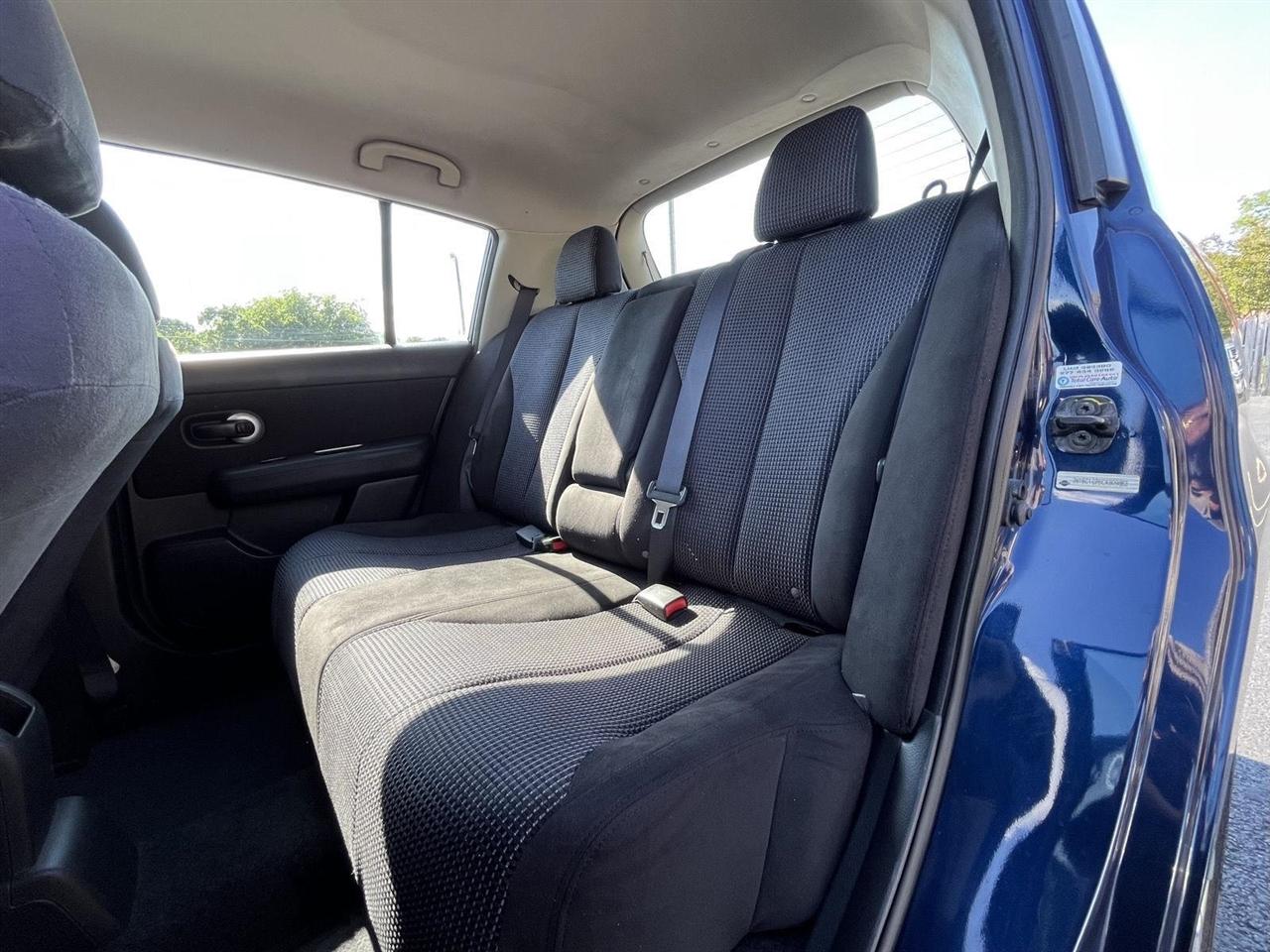 Nissan Versa 1.8 SL Hatchback 2012