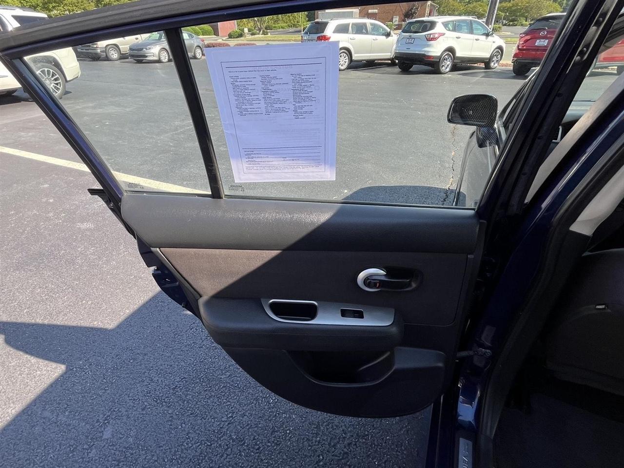 Nissan Versa 1.8 SL Hatchback 2012
