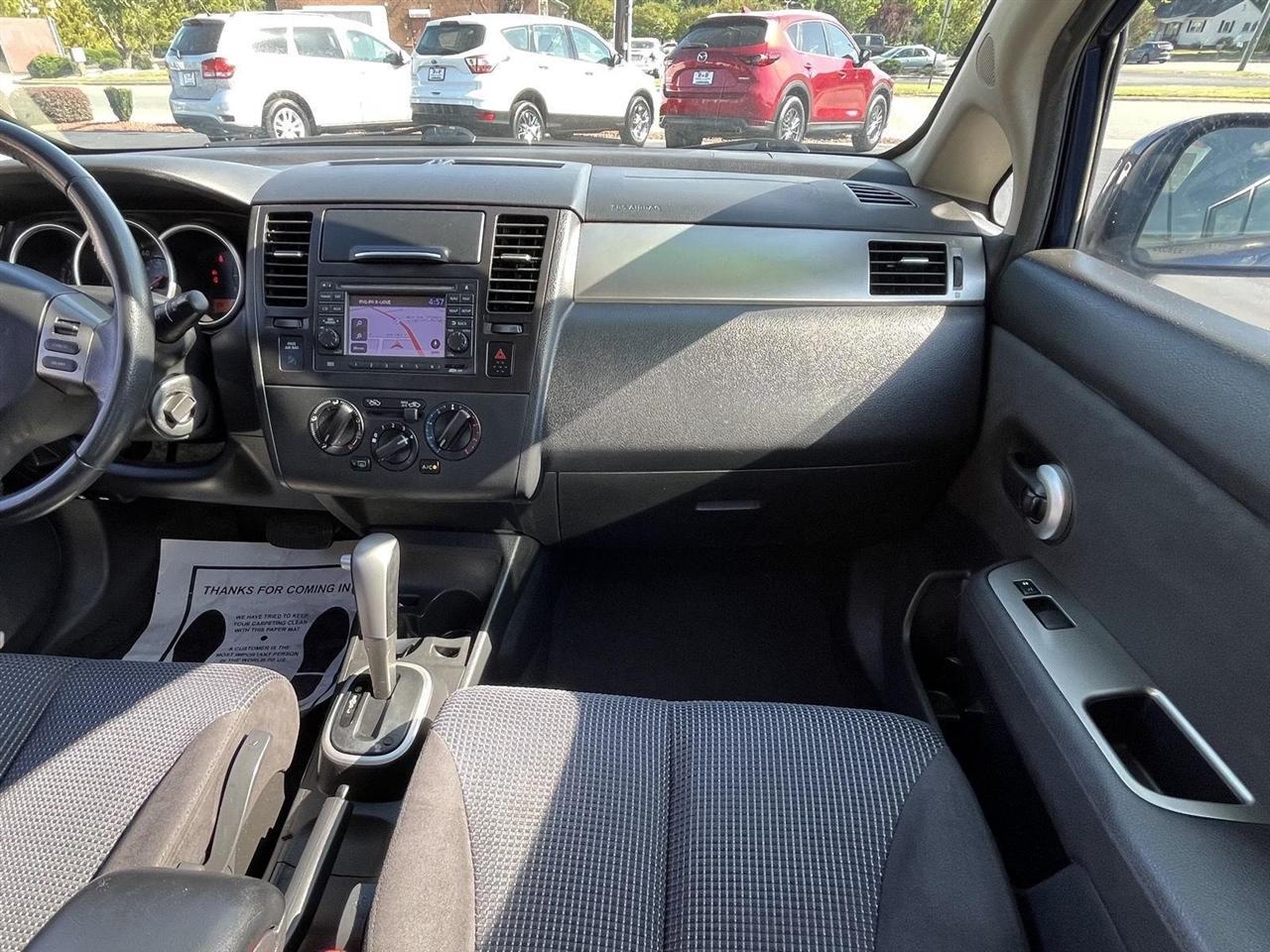 Nissan Versa 1.8 SL Hatchback 2012