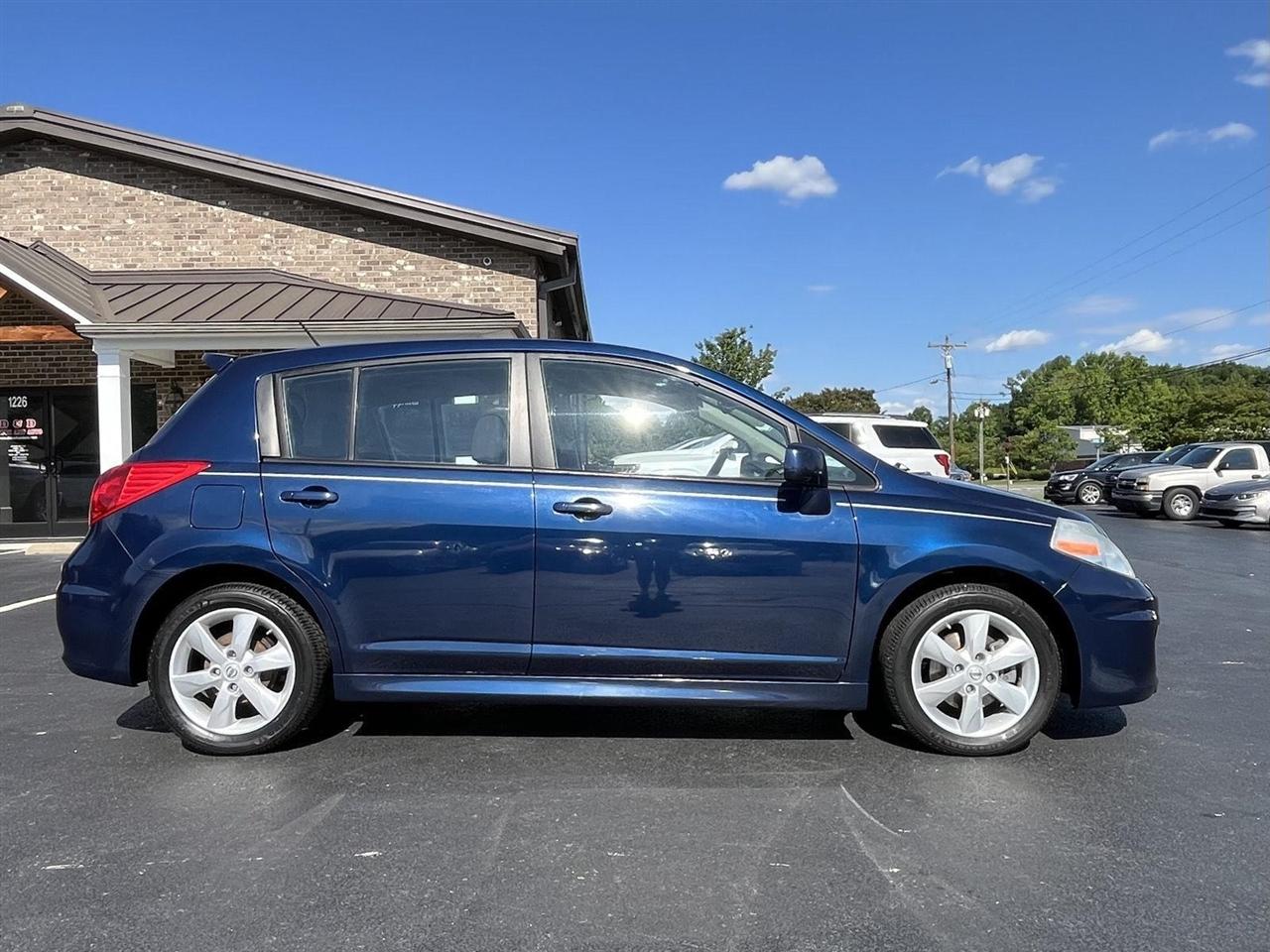 Nissan Versa 1.8 SL Hatchback 2012