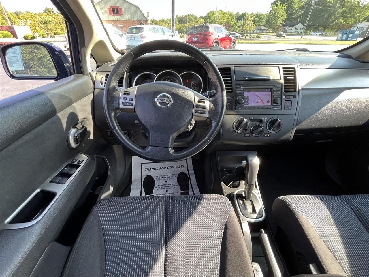 Nissan Versa 1.8 SL Hatchback 2012
