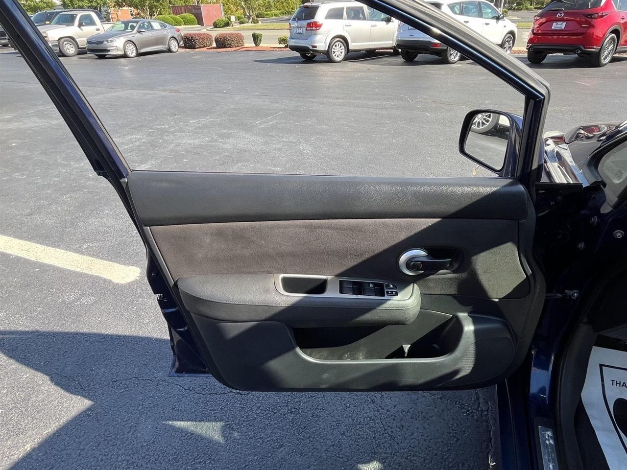Nissan Versa 1.8 SL Hatchback 2012