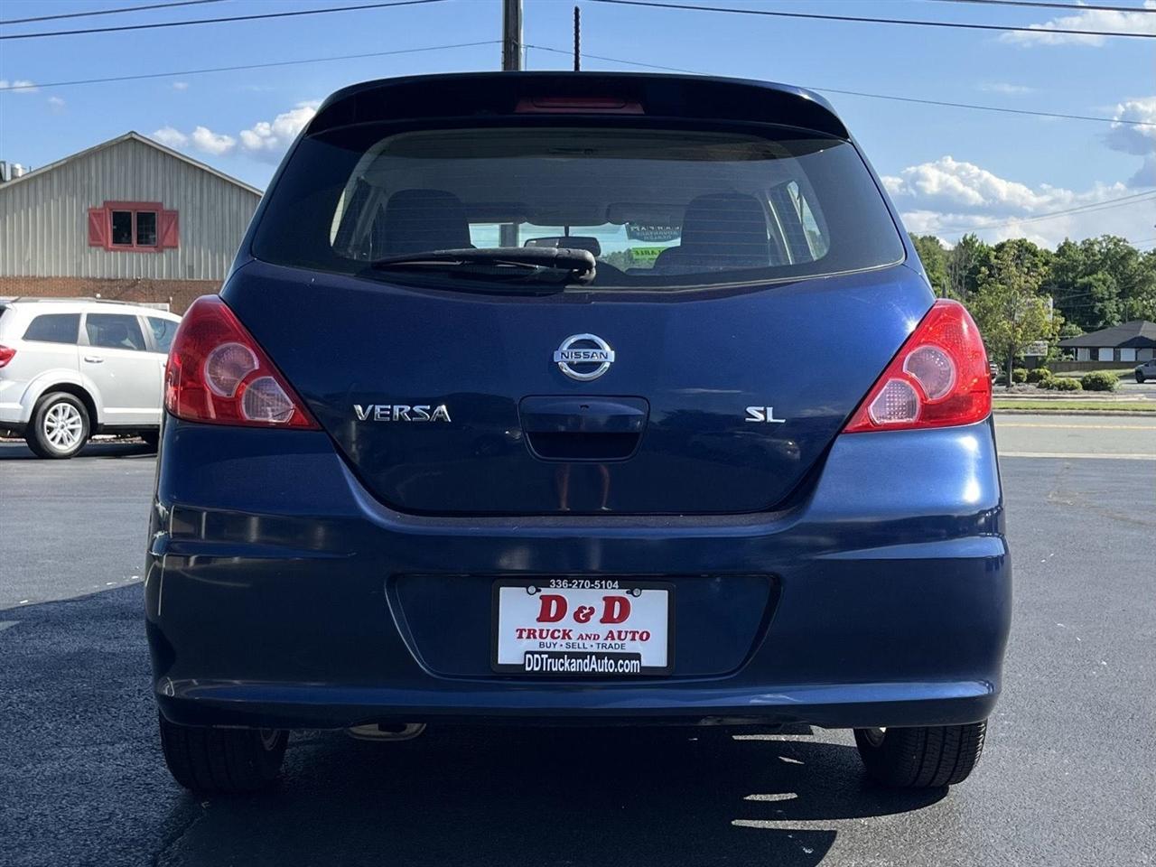 Nissan Versa 1.8 SL Hatchback 2012