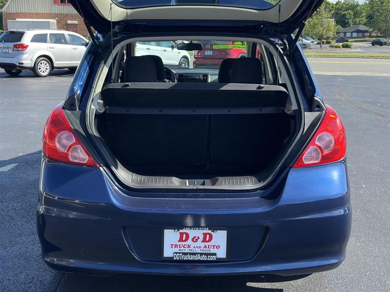 Nissan Versa 1.8 SL Hatchback 2012