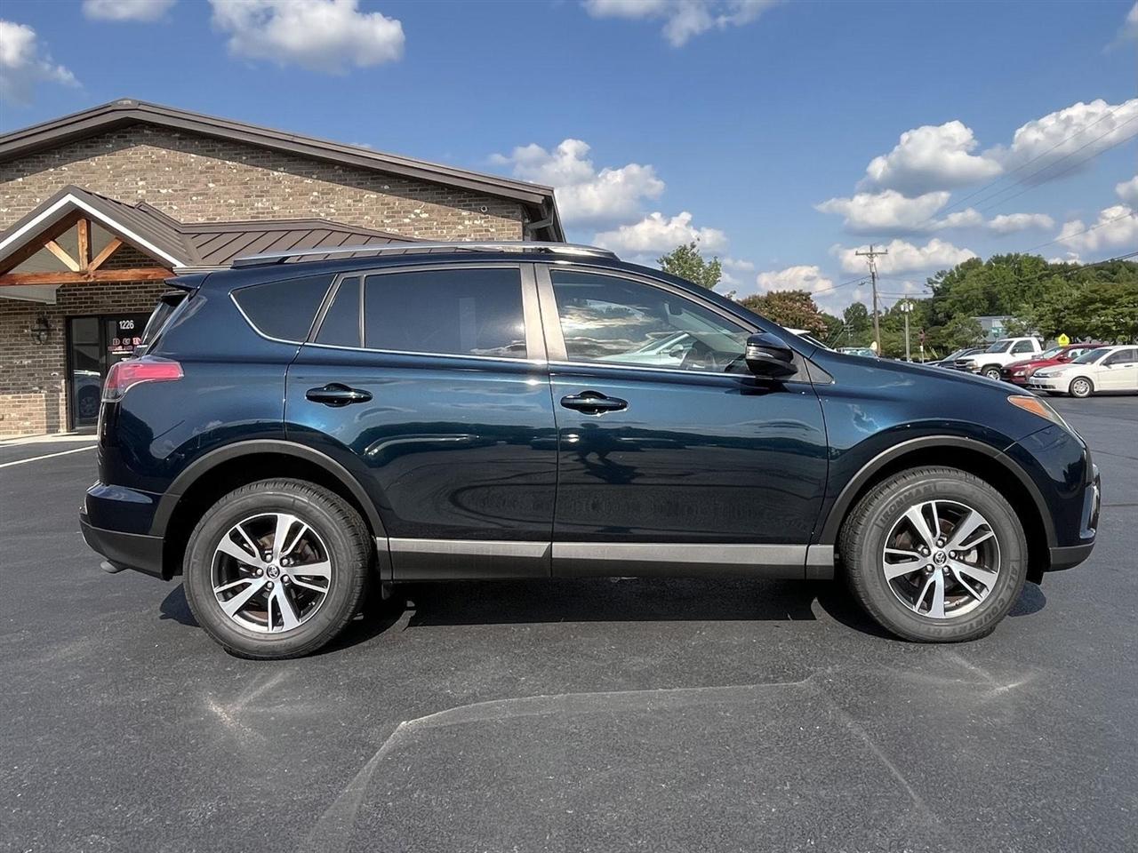 Toyota RAV4 XLE FWD 2018