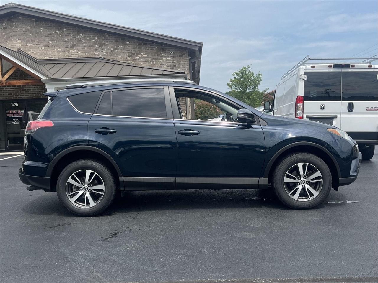 Toyota RAV4 XLE FWD 2018