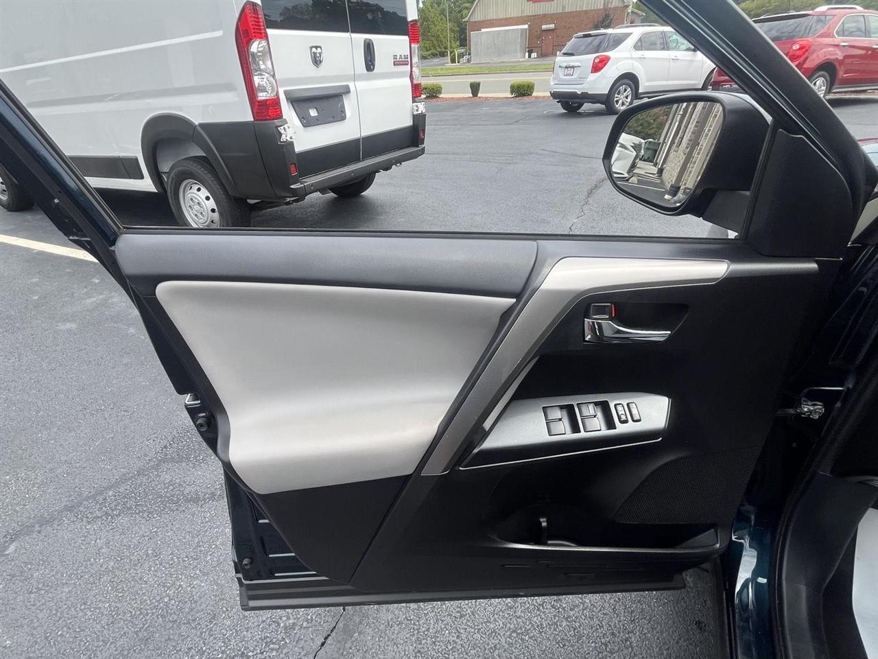Toyota RAV4 XLE FWD 2018