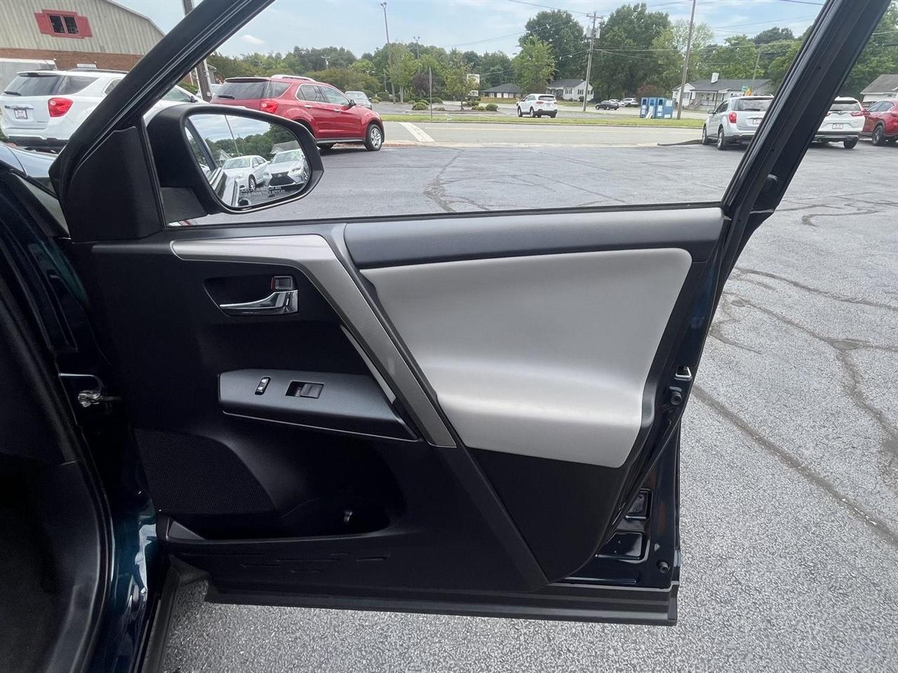 Toyota RAV4 XLE FWD 2018
