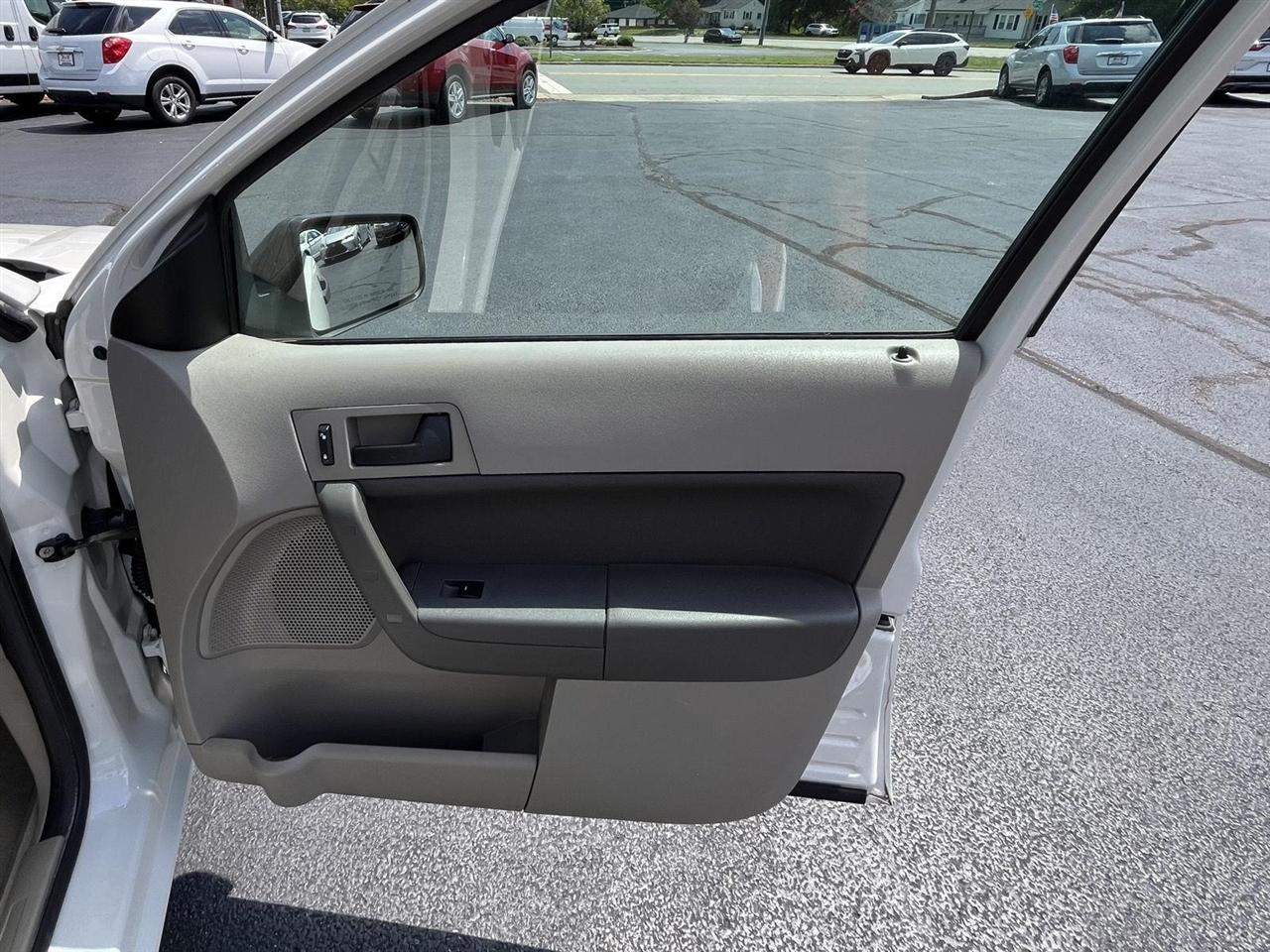 Ford Focus SE Sedan 2009