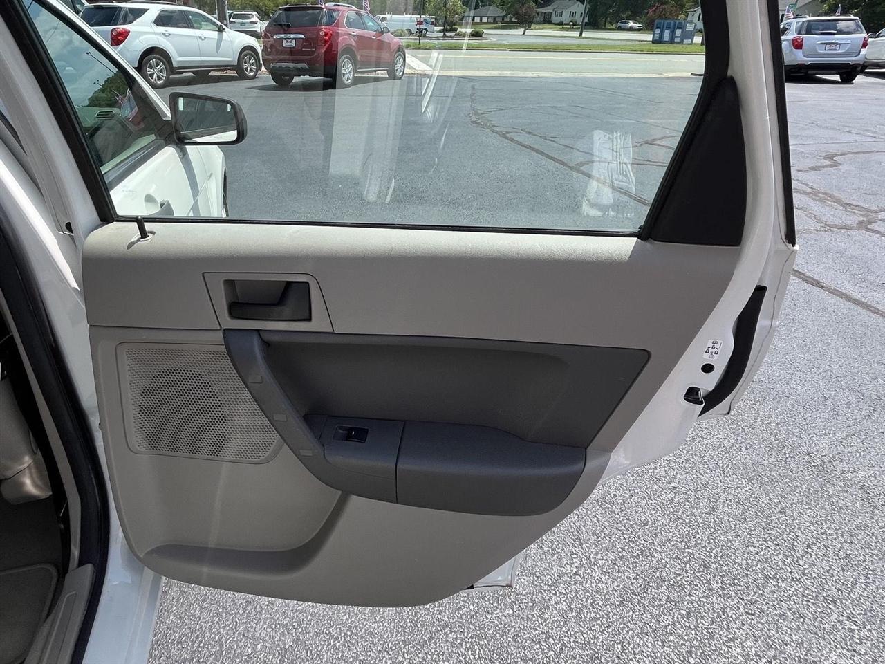Ford Focus SE Sedan 2009