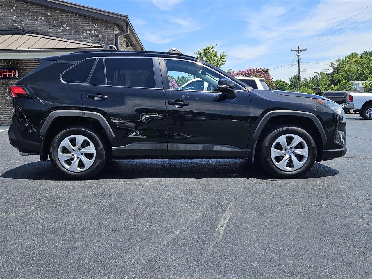 Toyota RAV4 LE AWD 2020