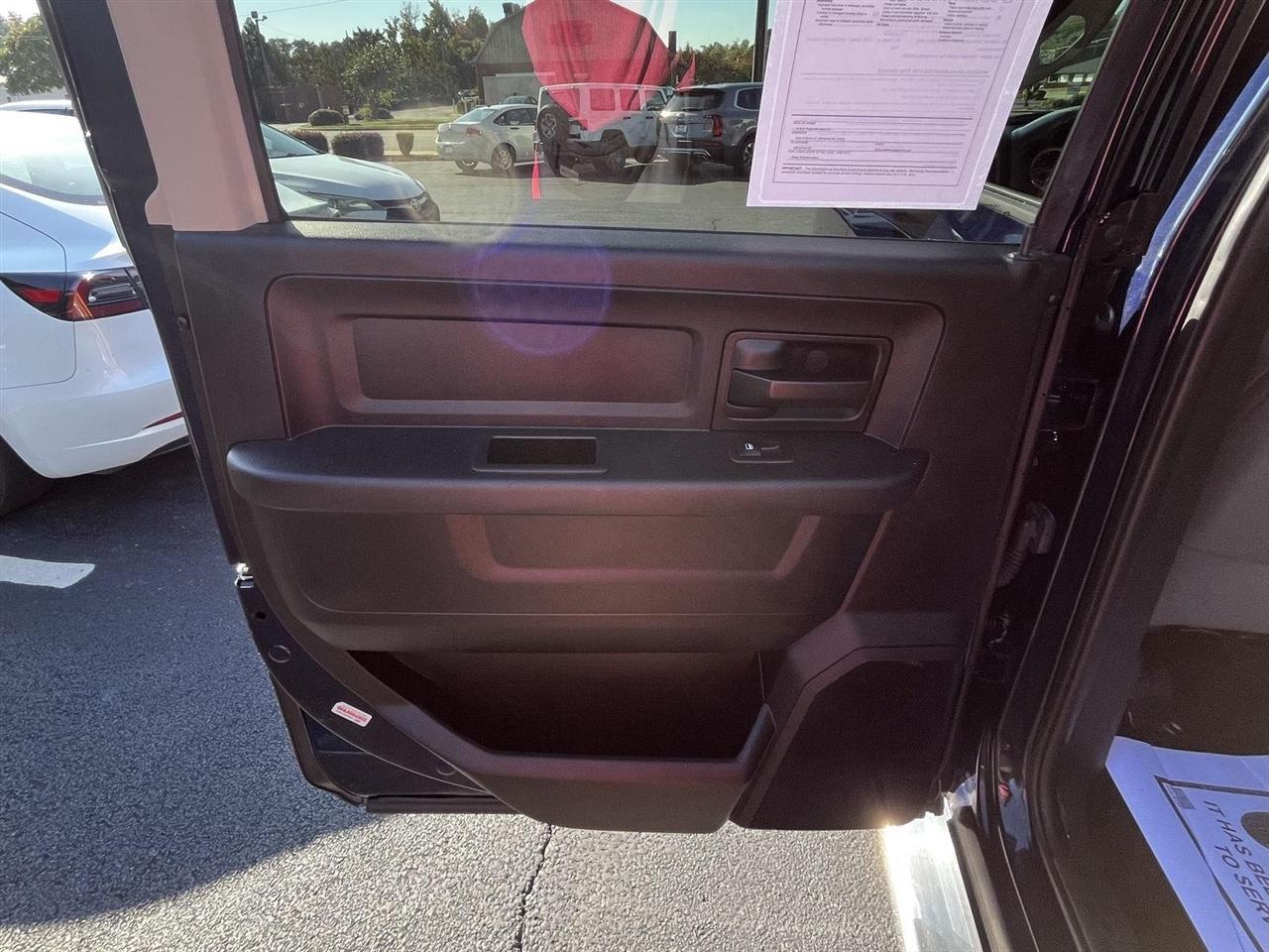 RAM 1500 Tradesman Crew Cab SWB 2WD 2017