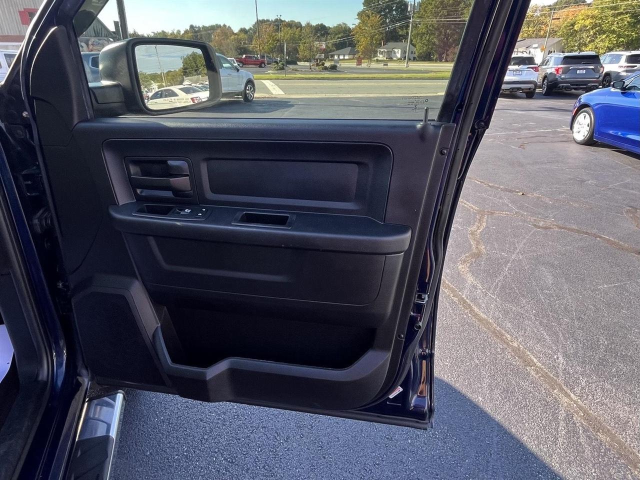 RAM 1500 Tradesman Crew Cab SWB 2WD 2017